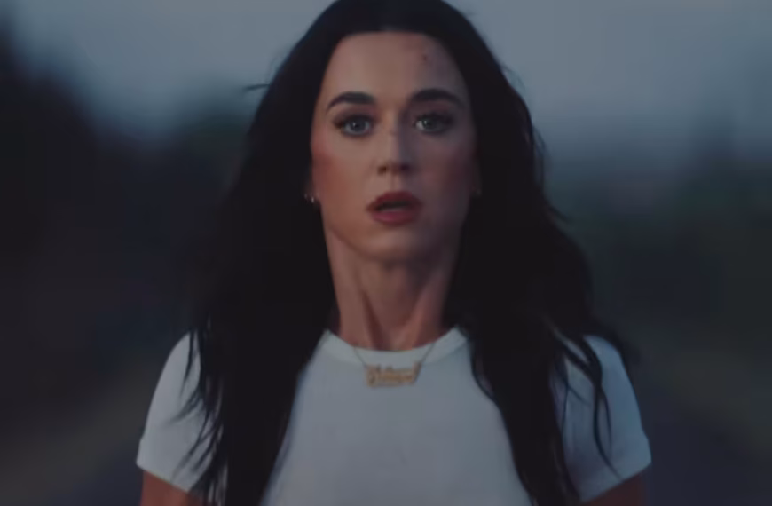 Katy Perry estreia bandaids e levanta rumores sobre indiretas ao ex-noivo Orlando Bloom em fase de reconstrução